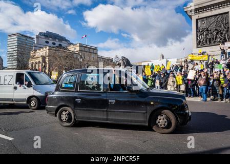 Cab driver cheering to the protestors, Anti-ULEZ protesters stage demonstration in Trafalgar Square as they demand Sadiq Khan is 'sacked' over controv Stock Photo