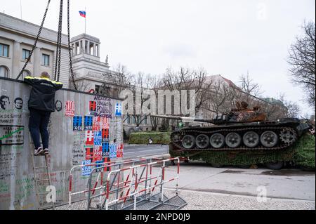 24.02.2023, Berlin, Germany, Europe - Removal of penalty cell mock up of imprisoned politician Alexei Navalny next to T-72 tank at Russian Embassy. Stock Photo