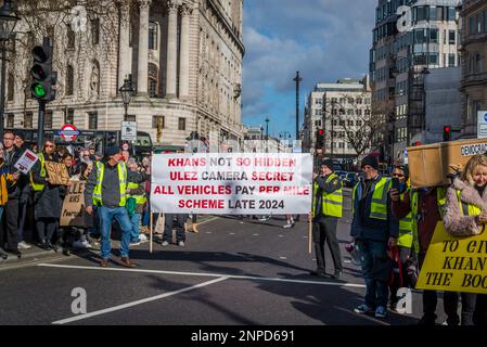 Anti-ULEZ protesters stage demonstration in Trafalgar Square as they demand Sadiq Khan is 'sacked' over controversial expansion plans, London, UK 25/0 Stock Photo