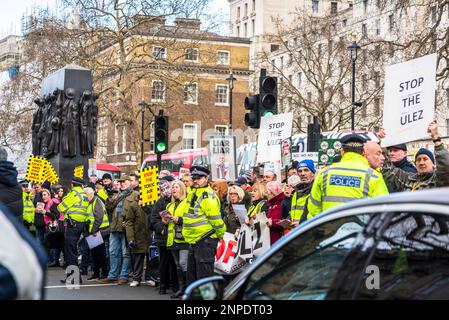 Protestors disrupting traffic, Anti-ULEZ protesters stage demonstration in front of Downing Street as they demand Sadiq Khan is 'sacked' over controve Stock Photo