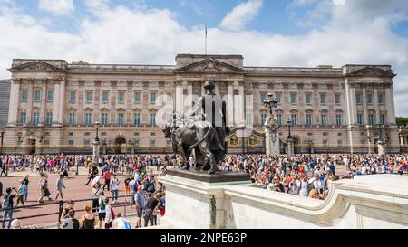 Watching Changing Of The Guard At Buckingham Palace London, England On 