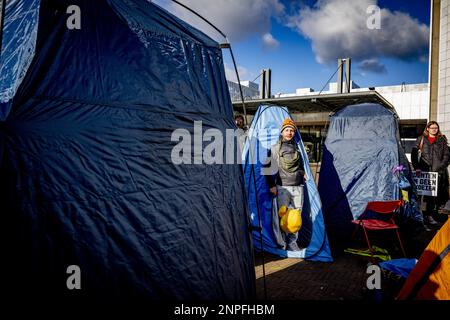 AMSTERDAM - Demonstrators with a tent at the stopera, demonstrating against vacancy in inner cities. In September 2021, a protest took place in Amsterdam for the right to affordable housing. ANP ROBIN UTRECHT netherlands out - belgium out Stock Photo