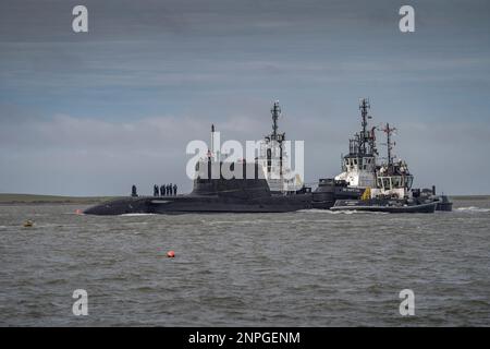 HMS Anson (S123) departing BAE Systems in Barrow-in-Furness (England) on her maiden voyage to Faslane, Scotland. Stock Photo