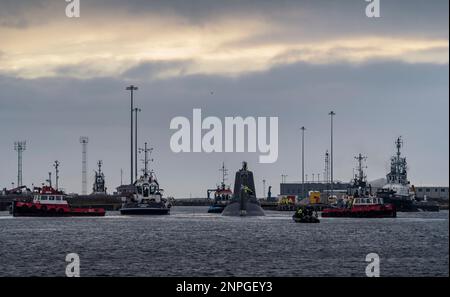 HMS Anson (S123) departing BAE Systems in Barrow-in-Furness (England) on her maiden voyage to Faslane, Scotland. Stock Photo