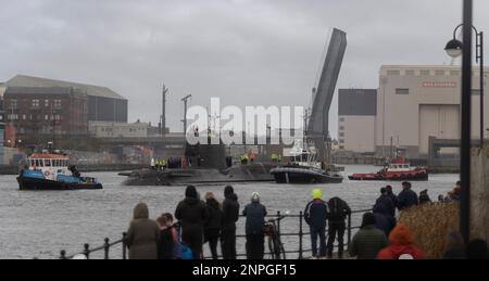 HMS Anson (S123) departing BAE Systems in Barrow-in-Furness (England) on her maiden voyage to Faslane, Scotland. Stock Photo