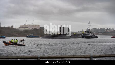 HMS Anson (S123) departing BAE Systems in Barrow-in-Furness (England) on her maiden voyage to Faslane, Scotland. Stock Photo