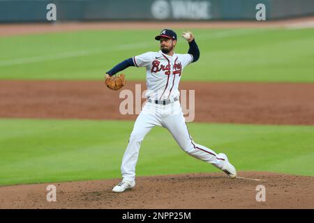 Braves relief ace Jesse Chavez carried off field with scary knee injury