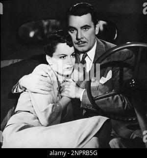 1942 : The movie actor GEORGE BRENT ) with OLIVIA DE HAVILLAND ( born in Tokyo , Japan 1916 ) in IN THIS OUR LIFE  by John Huston  - CINEMA - FILM  - portrait - ritratto - baffi - moustache  - WESTERN - car - automobile - auto - embrace - abbraccio - lovers - innamorati - amanti - cravatta - tie  ----  Archivio GBB Stock Photo