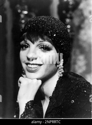 The movie actress LIZA MINNELLI in CABARET ( 1972 ) by Bob Fosse - FILM - CINEMA - cappello - hat  - neo - mole - smile - sorriso - musical  - eardrops - orecchino - orecchini - jewels - gioiello - gioielli - bijoux  ----  Archivio GBB Stock Photo