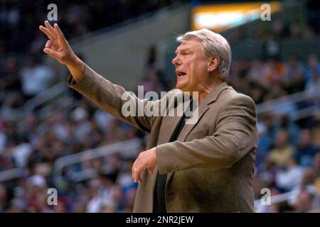 Dallas Mavericks coach Don Nelson argues a call in the first quarter  against the Milwaukee Bucks Tuesday, Dec. 30, 1997, in Milwaukee. (AP  Photo/Morry Gash Stock Photo - Alamy