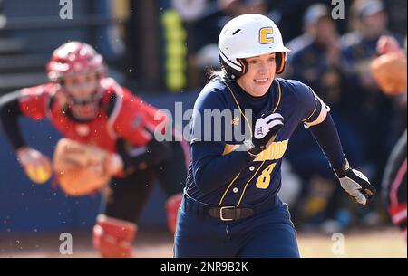 Chattanooga s Katie Corum 8 runs to first after laying down a