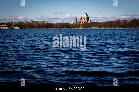 Hanover, Germany. 26th Feb, 2023. The dome of the New City Hall (center) and the tower of the Lutheran Market Church St. Georgii et Jacobi (center) can be seen on the horizon above the Maschsee lake in sunny weather. Credit: Moritz Frankenberg/dpa/Alamy Live News Stock Photo