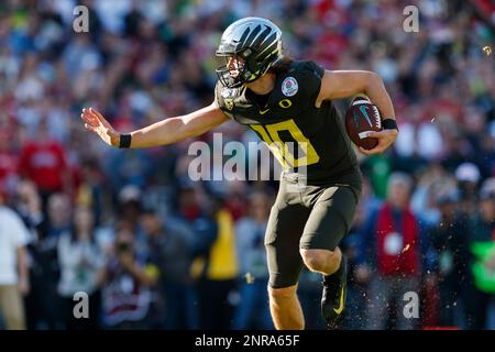 Aug 31, 2019 Arlington, TX U.S.A Oregon quarterback Justin Herbert (10)  game stats 28 for 37 for 242 yards looks down field for a open teammate  during the NCAA Advocare Classic football