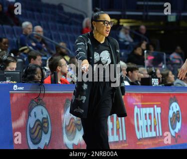 Columbia, SC, USA. 2nd Dec, 2018. South Carolina Gamecocks head coach Dawn  Staley talks with guard Destanni Henderson (3) in the NCAA Womens  Basketball matchup at Colonial Life Arena in Columbia, SC. (