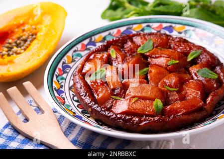 Papaya tarte tatin. Its peculiarity is that it is an upside-down cake, that is, for its preparation the fruit is placed below and the dough on top. Stock Photo