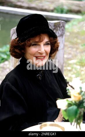 ANNE BANCROFT in THE ROMAN SPRING OF MRS. STONE (2003), directed by ROBERT ALLAN ACKERMAN. Credit: SHOWTIME / Album Stock Photo