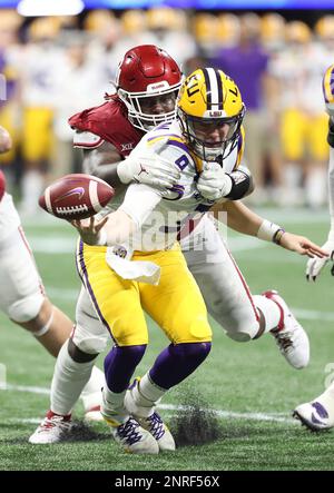 Oklahoma defensive lineman Neville Gallimore (90) tackles LSU quarterback  Joe Burrow (9during t …