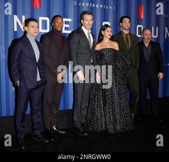 Payman Maadi, Corey Hawkins, Ryan Reynolds, Adria Arjona, Manuel Garcia ...