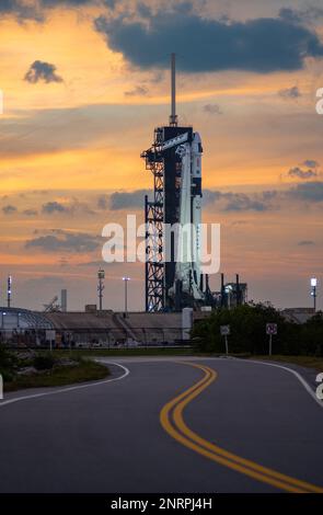 Cape Canaveral, United States of America. 25 February, 2023. Sunset on the SpaceX Falcon 9 rocket carrying the Crew Dragon spacecraft as it is readied for launch on Launch Pad 39A at the Kennedy Space Center, February 25, 2023 in Cape Canaveral, Florida. The sixth SpaceX commercial crew mission to the International Space Station is carrying astronauts Andrey Fedyaev of Roscosmos, Woody Hoburg, and Stephen Bowen, of NASA, and Sultan Alneyadi of the United Arab Emirates. Credit: Joel Kowsky/NASA/Alamy Live News Stock Photo