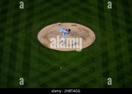 FILE ** St. Louis Cardinals shortstop Edgar Renteria at bat Aug. 17, 2004  in St. Louis. Talks between Renteria, a free agent, his agents and the St.  Louis Cardinals continue. A