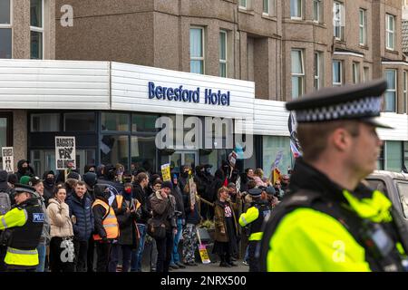 Beresford Hotel Refugee protest & Counter Protest, Newquay, Cornwall Stock Photo