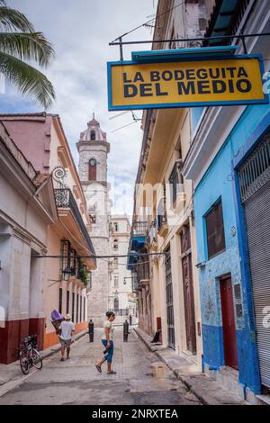 Street scene in Empedrado street, La Bodeguita del Medio and cathedral, Habana Vieja, La Habana, Cuba Stock Photo