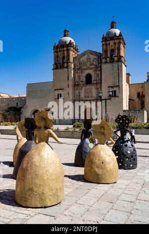 Agustin Moreno Ruiz sculptures of Tehuana women & the Church of Santo Domingo de Guzmán, Oaxaca, Mexico Stock Photo