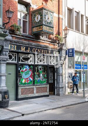 O’Neill’s traditional Old Irish Pub and clock, Dublin, Ireland Stock Photo