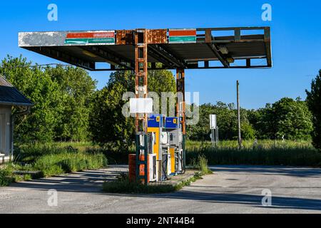 Closed and weathered gas station in Holbrook, Arizona Stock Photo - Alamy