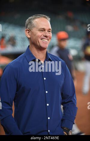 Houston Astros Hall of Fame Craig Biggio signs autographs before