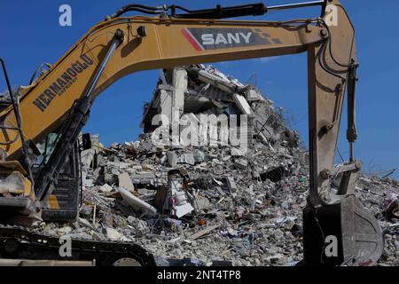 February 26, 2023, NurdagÄ, Gaziantep Province, Turkiye: Gaziantep, Turkiye. 26 February 2023. Rubble and destruction in the Turkish city of Nurdagi, in the Gaziantep province. Nurdagi has been one of the worst affected cities by the massive earthquake in southern Turkiye along the border with Syria on February 6th. The extreme damage to Nurdagi's buildings, homes, and other infrastructure has prompted the decision by the authorities to consider the demolition of the city (Credit Image: © Muhammed Ibrahim Ali/IMAGESLIVE via ZUMA Press Wire) EDITORIAL USAGE ONLY! Not for Commercial USAGE! Stock Photo