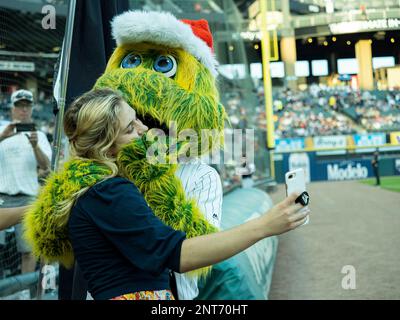 Chicago, Illinois, USA - March 16, 2019: St. Patrick's Day Parade, the  Southpaw, mascot of the White Sox Mascot being transported down Columbus  Drive Stock Photo - Alamy