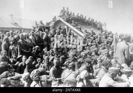 Soviet prisoners of war crammed into a grossly overcrowded transit camp near Smolensk during Operation Barbarossa. The Nazis systematically starved and neglected Russian prisoners of war as they were considered Slavic sub-humans. En estimated three millions soviet prisoners died in captivity. Photo Bundesarchiv, Bild 183-L28726 / Markwardt / CC-BY-SA 3.0, CC BY-SA 3.0 de, https://commons.wikimedia.org/w/index.php?curid=5435079