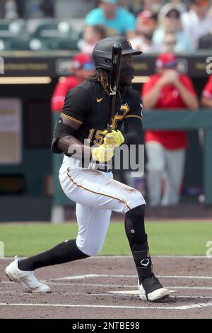 Pittsburgh Pirates Oneil Cruz (15) bats during a spring training