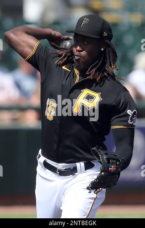 Pittsburgh Pirates Oneil Cruz (15) bats during a spring training