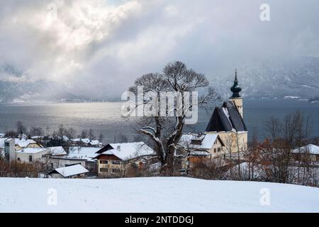 Parish Church of St. Andrew, Attersee in winter, Steinbach am Attersee, Upper Austria, Austria Stock Photo