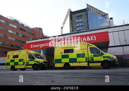 File photo dated 06/02/20 of NHS ambulances parked outside the accident and emergency department of St Thomas' Hospital in central London. Some 23,000 'excess patient deaths' may have occurred due to long A&E wait last year, a medical college has claimed. The Royal College of Emergency Medicine said that in 2022 some 1.66 million people in England waited for more than 12 hours in A&E from the moment they arrived in the emergency department. Issue date: Tuesday February 28, 2023. Stock Photo