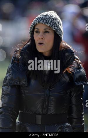 CBS reporter Tracy Wolfson reports from the sideline during an NFL football  game between the Buffalo Bills and Dallas Cowboys in Arlington, Texas,  Thursday, Nov. 28, 2019. (AP Photo/Michael Ainsworth Stock Photo 