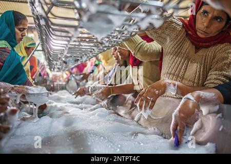 Volunteers cleaning dishes, Each day eat 60,000 - 80,000 pilgrims in Golden Temple, Golden temple, Amritsar, Punjab, India Stock Photo