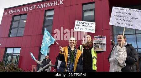 Manchester, UK, 28th February, 2023. Teachers who are members of the National Education Union (NEU) in the north of England on strike as part of their pay dispute at Dean Trust School, Ardwick, Manchester, UK.  It is thought most schools will limit access to pupils or close completely. Over 300,000 teachers are expected to strike during three days beginning February 28, to demand a twelve percent wage rise. Credit: Terry Waller/Alamy Live News Stock Photo