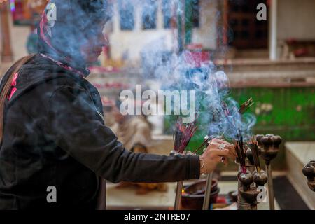 Incense offering, in Hazrat Nizamuddin Dargah, Delhi, India Stock Photo