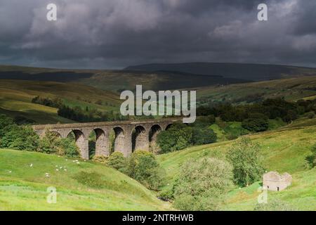 Dent Head Viaduct train crossing in the Yorkshire Dales Stock Photo