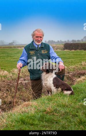 BARRY ATKINSON with his English Springer Spaniel called Spider. After a record of beating or picking-up on 1,000 different shoots in 10 shooting seasons, for his charity, Spider's Appeal Stock Photo