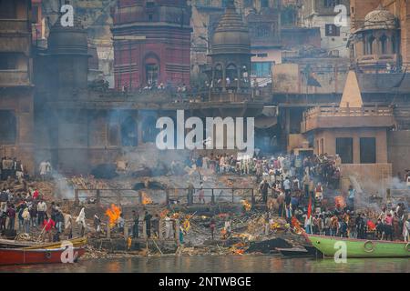 Cremation of bodies, in Manikarnika Ghat, the burning ghat, on the banks of Ganges river, Varanasi, Uttar Pradesh, India. Stock Photo