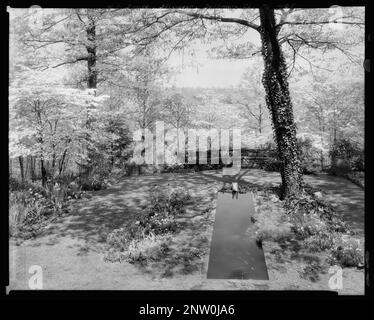 Mrs. Wilson L. Smith, house, Stevenson, Baltimore County, Maryland. Carnegie Survey of the Architecture of the South. United States, Maryland, Baltimore County, Stevenson,  Benches,  Gardens,  Pools,  Vines,  Walkways. Stock Photo