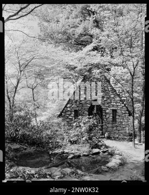 Mrs. Wilson L. Smith, house, Stevenson, Baltimore County, Maryland. Carnegie Survey of the Architecture of the South. United States, Maryland, Baltimore County, Stevenson,  Gardens,  Stone buildings,  Walkways. Stock Photo