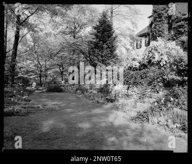 Mrs. Wilson L. Smith, house, Stevenson, Baltimore County, Maryland. Carnegie Survey of the Architecture of the South. United States, Maryland, Baltimore County, Stevenson,  Gardens,  Walkways. Stock Photo