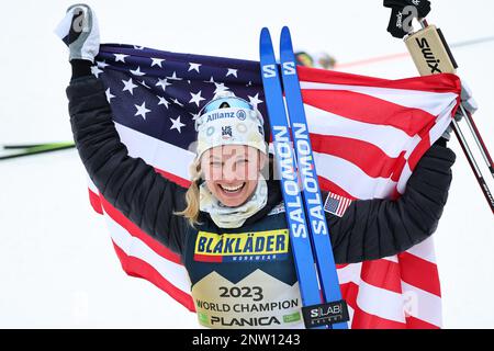 Planica, Slovenia. 28th Feb, 2023. Nordic skiing: World Championships, cross-country - 10 km freestyle, women. Jessie Diggins from the USA cheers at the finish. Credit: Daniel Karmann/dpa/Alamy Live News Stock Photo