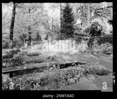 Mrs. Wilson L. Smith, house, Stevenson, Baltimore County, Maryland. Carnegie Survey of the Architecture of the South. United States, Maryland, Baltimore County, Stevenson,  Garden walls,  Walkways. Stock Photo