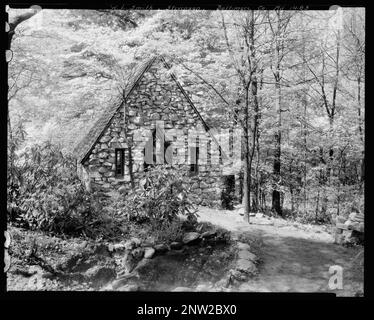 Mrs. Wilson L. Smith, house, Stevenson, Baltimore County, Maryland. Carnegie Survey of the Architecture of the South. United States, Maryland, Baltimore County, Stevenson,  Gardens,  Stone buildings,  Walkways. Stock Photo